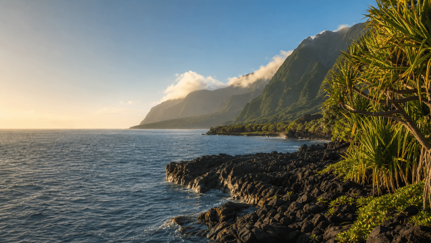 Paysage de La Réunion avec océan, montagne, végétation tropicale et roches volcaniques
